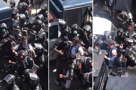 عمران خان  گرفتار،رینجرز  نے  نیب  راولپنڈی  منتقل کردیا:سابق  وزیراعظم  کو  اسلام  آباد  ہائیکورٹ  کے  احاطے  سے  القادر  ٹرسٹ  کیس میں  حراست  میں  لیا  گیا