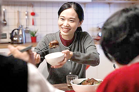 چینی خاتون ملازمت چھوڑکر والدین کی ’’نوکر‘‘بن گئی  