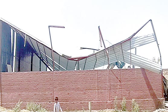 ناقص میٹریل سے بنایابیڈمنٹن  سپورٹس کمپلیکس زمین بوس