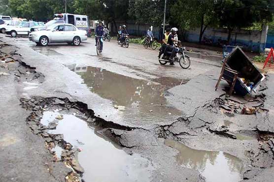 3سال میں تعمیراتی کام بروقت نہ ہونے سے سڑکیں ٹوٹ پھوٹ کا شکار 