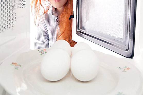 مائیکرو ویو میں انڈے ابالنا خطرناک،خاتون کا چہرہ جھلس گیا