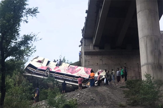 مقبوضہ کشمیر: ہندو یاتریوں کی بس پل  سے گرگئی، 10 ہلاک، 55 زخمی 