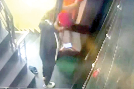 ڈیلیوری بوائے گھر کے باہر جوتے چوری کرتے پکڑا گیا 