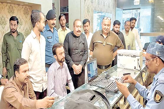  ڈرائیونگ لائسنسوں کے اجراء اور  آگاہی مہم کیلئے صرافہ بازار میں کیمپ 