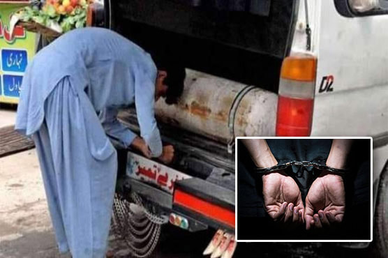  وین میں گیس سلنڈر نصب  کرنے والا ڈرائیور پکڑا گیا 