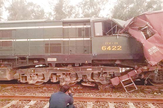 سرگودھا سے لاہور آنیوالی مسافر ٹرین کی کھڑی مال گاڑی کو ٹکر : 25 زخمی 4 اہلکار معطل 