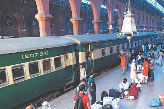 ٹرینیں گھنٹوں تاخیر کا شکار  مسافروں کو مشکلات 