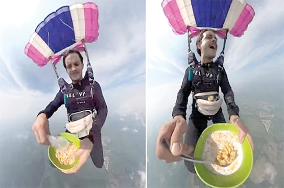 سکائی ڈائیور کی سیکڑوں فٹ بلندی پر دلیہ بنا کر کھانے کی ویڈیو 