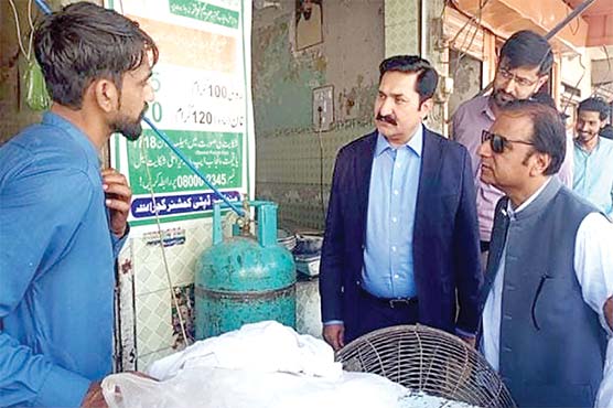 گجرات:ڈپٹی کمشنر اور  ایم پی اے خالد اصغر گھرال کی  جانب سے روٹی کی قیمتوں کا جائزہ 
