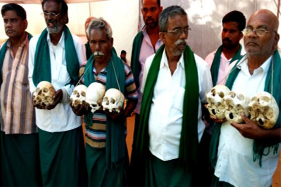 تامل ناڈو کے کسانوں کا انسانی  کھوپڑیوں ، ہڈیوں کیساتھ احتجاج