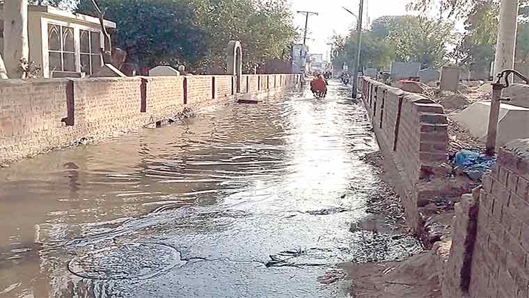 حافظ آباد:بڑے قبرستان والی شاہراہ پر گندا پانی جمع 