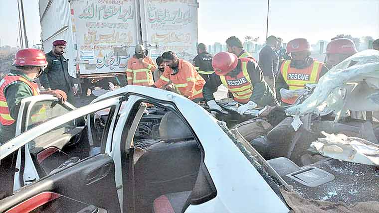 پیرمحل انٹرچینج پر حادثہ ،2 کار سوار جاں بحق ،ایک زخمی 