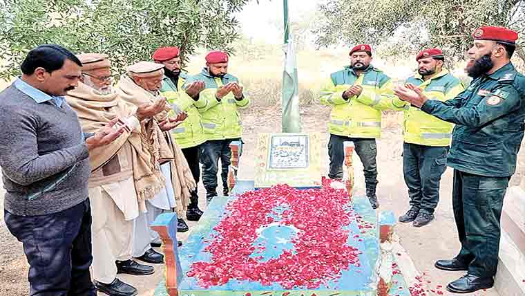 مظہر شاہ ، ریسکیو سٹاف کی  کاشف منظور کی قبر پر حاضری  پھول چڑھائے ،فاتحہ خوانی 