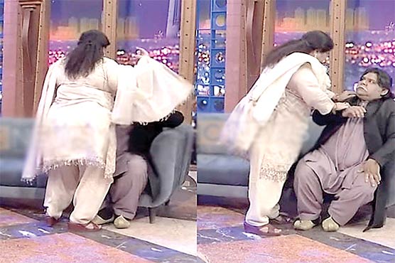  نامناسب جگت پر گلوکارہ شازیہ منظور کا کامیڈین پر تشدد