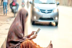 خاتون بھکاری کے پاس 45ہزار کا فون، پولیس حیران 
