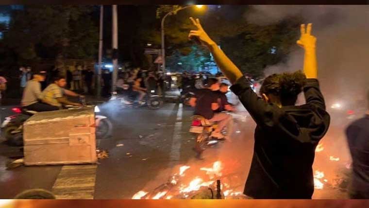 گرم  ترین  رات  میں  بد  ترین  لوڈشیڈنگ: احتجاجی  شہریوں  پر  پولیس  ٹوٹ  پڑی  