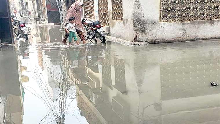  امیر پارک یو سی 5 میں چھ ماہ سے گٹروں کا پانی جمع 