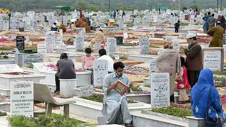 یوم عاشور ، شہریوں کی بڑی تعداد کی پیاروں کی قبروں پر حاضری