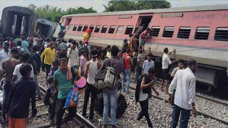 بھارت:ٹرین کی 8بوگیاں  پٹڑی سے اتر گئیں، 4افراد ہلاک
