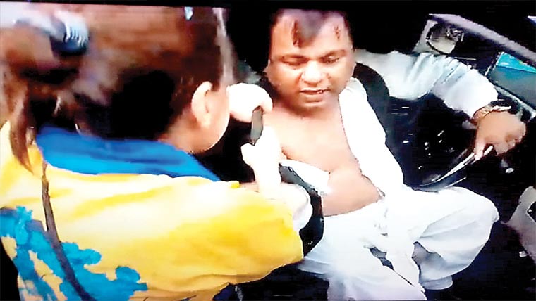  خاتون نے ہڑتالی کیمپ کے باہر کامیڈین طاہر انجم کو پیٹ ڈالا