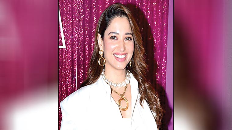 تمنا بھاٹیا کی فلم کے سیٹ  پر سرپرائز برتھ ڈے پارٹی