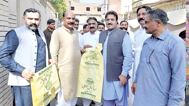  وزیر بلدیات نے آلائشوں کیلئے پلاسٹک بیگز تقسیم کیے 