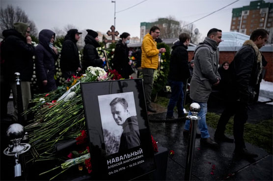 ماسکو:سینکڑوں افراد کی اپوزیشن رہنما  ناوالنی کی قبر پر حاضری،خراج تحسین 