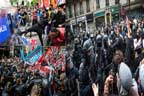 لیبر ڈے :دنیا بھر میں ریلیاں ، جھڑپیں ،سینکڑوں گرفتار 