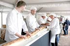 فرانسیسی نان بائیوں کا 461فٹ لمبی ڈبل روٹی بنانے کا ورلڈ ریکارڈ