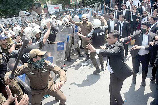 لاہور،پولیس اور وکلا میں تصادم،گرفتاریاں ،آج ہڑتال