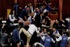 تائیوان پارلیمنٹ میں ارکان دست و  گریباں، لاتوں ،گھونسوں کی بارش 