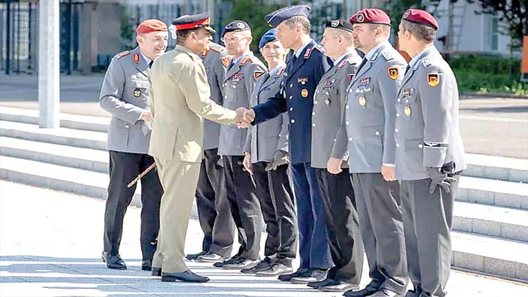 آرمی چیف کادورہ جرمنی،فوجی وسول قیادت سے ملاقاتیں:آرمی کا مبیٹ ٹریننگ سینٹرکا دورہ
