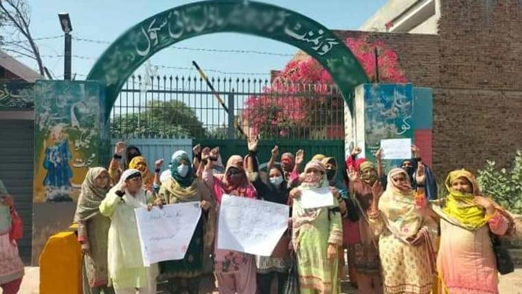   دوران تعطیلات سکول بلانے پر خواتین اساتذہ کا احتجاج