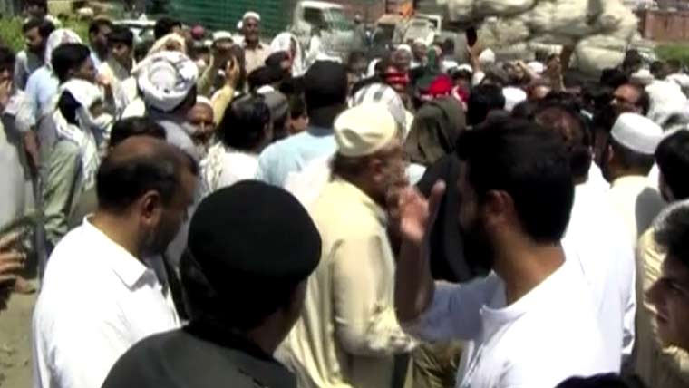 پشاور: شدید گرمی ،12گھنٹے لوڈشیڈنگ،گرڈسٹیشن کا گھیراؤ،مظاہرین نے بجلی خود بحال کردی