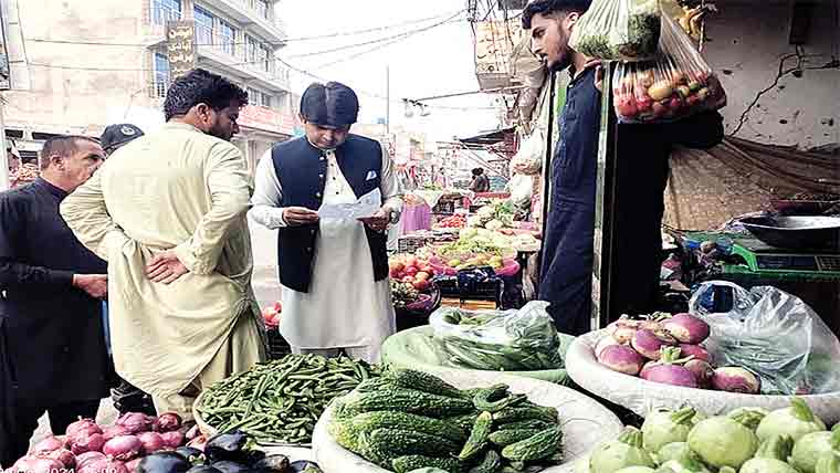 اسسٹنٹ کمشنر میانوالی کا شہر کی  مختلف مارکیٹوں اور د کا نوں کا دورہ 