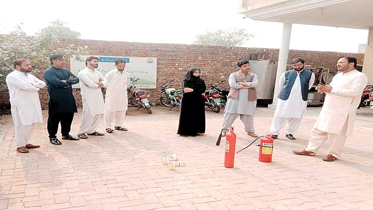 چیف انسٹرکٹرسول ڈیفنس کا پنجاب  فوڈ اتھارٹی کے دفتر کا دورہ ،آگ  بجھانے والے آلات کا معائنہ 