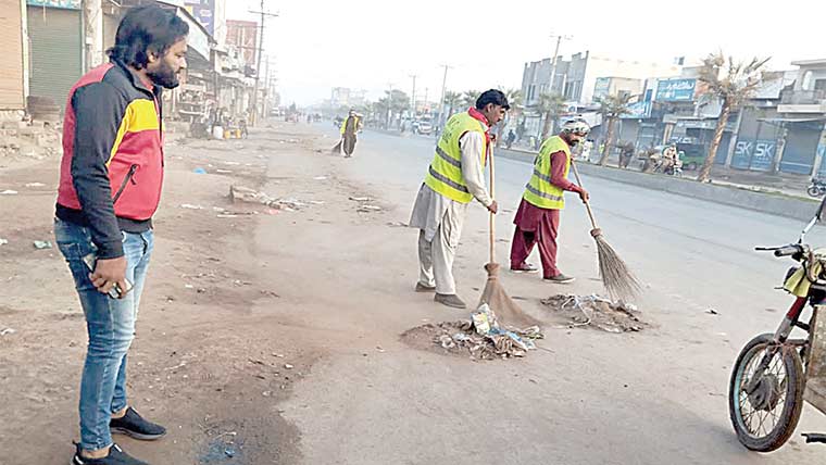 جھنگ :صفائی کا نظام بہتر بنانے کیلئے ضلع بھر میں آپریشن جاری 