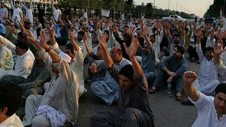 گلشن حدید میں پانی ،بجلی کی طویل بندش کے خلاف احتجاج 