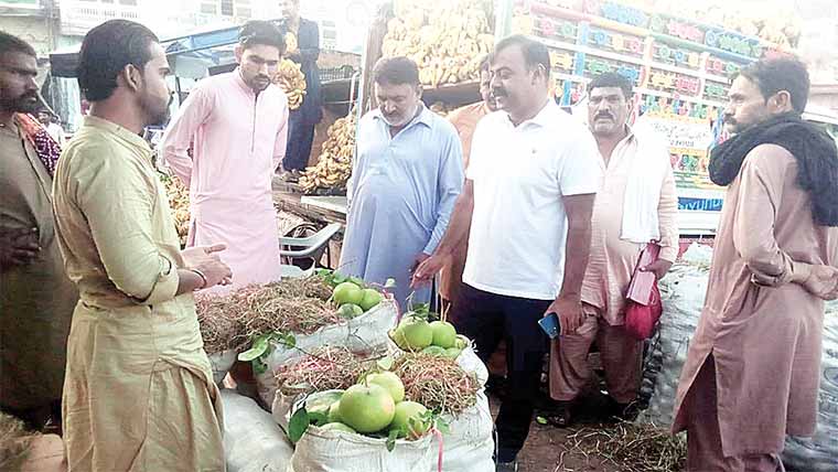 اسسٹنٹ کمشنرجھنگ  کا سبزی منڈی کا دورہ 