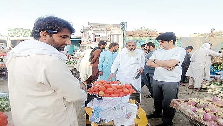 اسسٹنٹ کمشنر میانوالی مرادحسین  نیکو کارہ کا علی الصبح سبزی و  فروٹ منڈی کا دورہ 