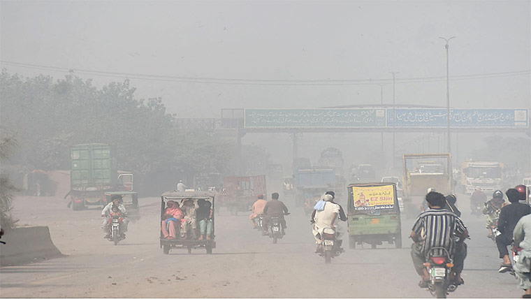 لاہور:فضائی آلودگی سے کھانسی،فلو،سانس لینے میں دشواری،ہزاروں افراد بیمار