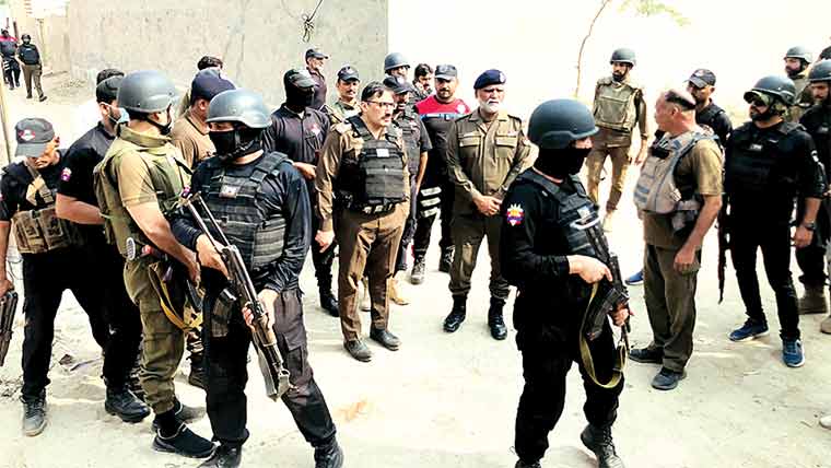 پولیس کاکھڈیاں وڑائچا ں میں سرچ آپریشن ، سی پی او بھی پہنچ گئے