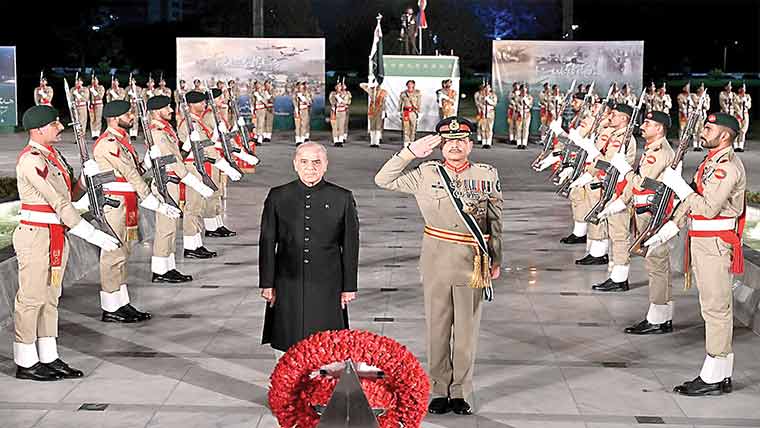 ریاست کو کمزور کرنیوالی کوئی تحریک قبول نہیں:وزیراعظم:قومی یکجہتی کیلئے ضروری ہے کہ سیاسی اختلافات کو نقرتوں میں نہ ڈھلنے دیا جائے:آرمی چیف