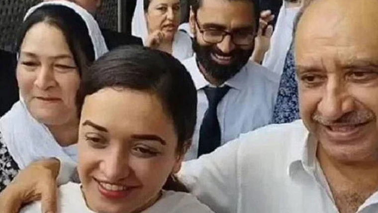 پاکستان:-صنم جاوید کے والد گھر پہنچ گئے