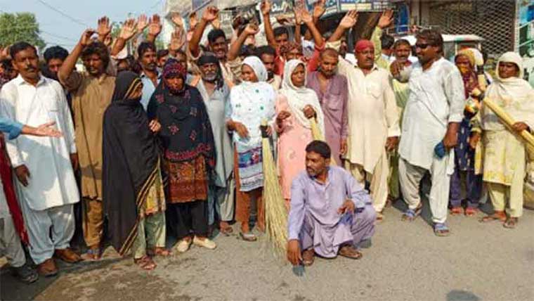 16ساتھیوں کی برطرفی، میونسپل ملازمین نے ہڑتال کردی 