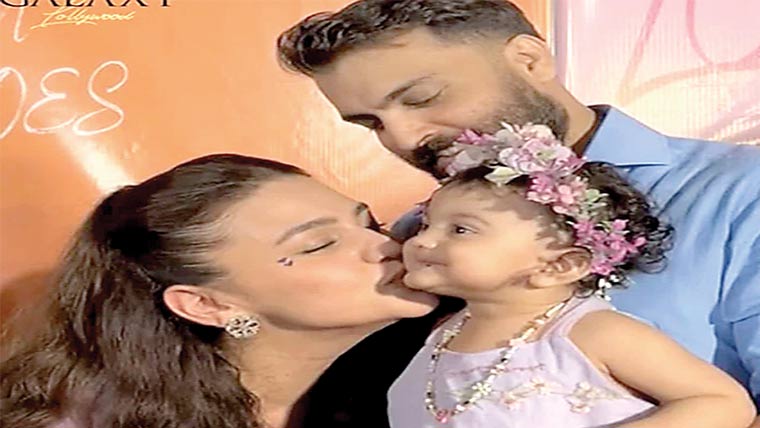 زارا نور عباس اور اسد صدیقی  نے بیٹی نورِ جہاں کا چہرہ دکھا دیا