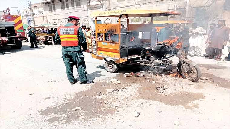  موٹرسائیکل رکشہ میں آگ،ڈرائیور،سواریاں بچ گئیں 