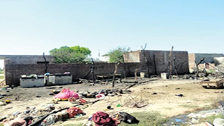  پھالیہ :مہندی پر آتش بازی سے جھونپڑیاں جل کر راکھ 