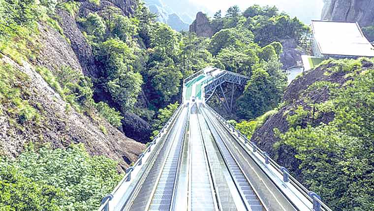 چین:پہاڑی چوٹی پر ہائیکنگ کیلئے خود کار زینے نصب