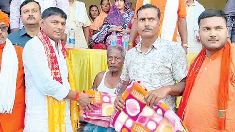 بھارتی وزیر نے شدید گرمی میں کمبل بانٹ د یئے 